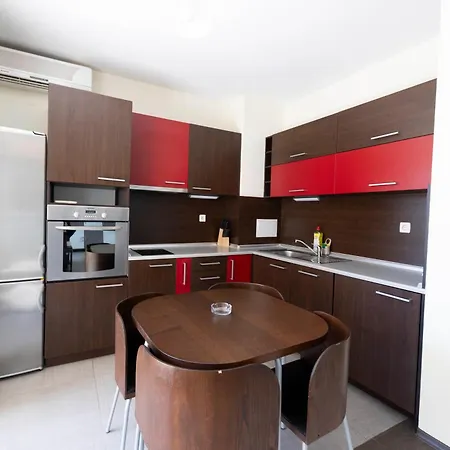 Reina Kamelia Garden Apartman *